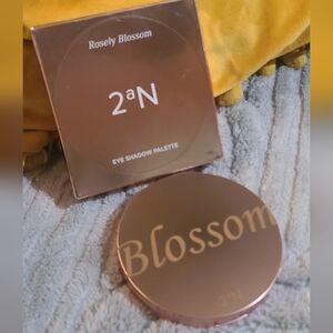 2aN Rosely Blossom Eye Shadow Palette